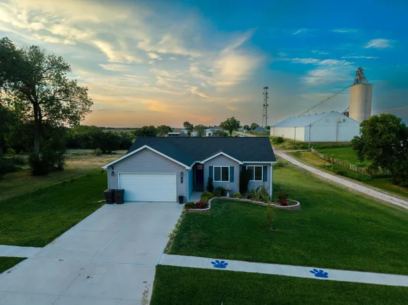 802 W Saline St, Blue Hill, NE 68930
