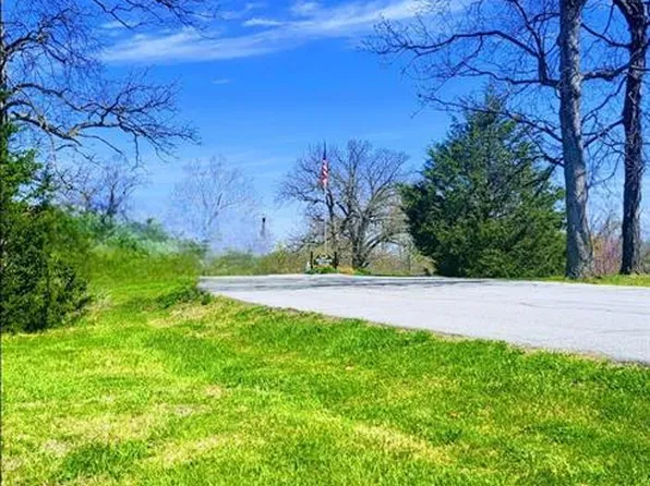 810 Whitcomb Woods Dr, Troy, MO 63379