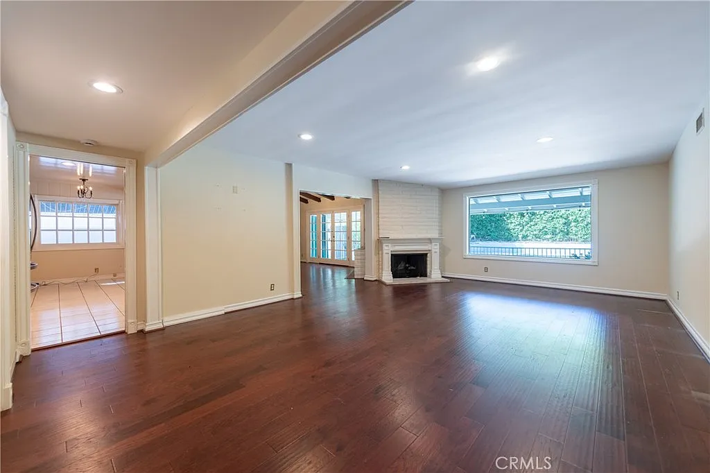 4 bed, 2527 sqft, $8,500 — Photo 2