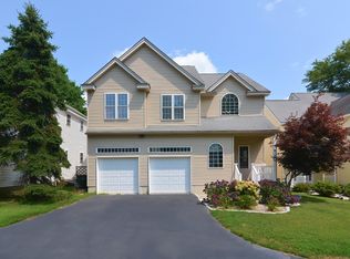 8 Queen Of Roses Ln, Uxbridge, MA 01569