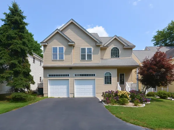 8 Queen Of Roses Ln, Uxbridge, MA 01569