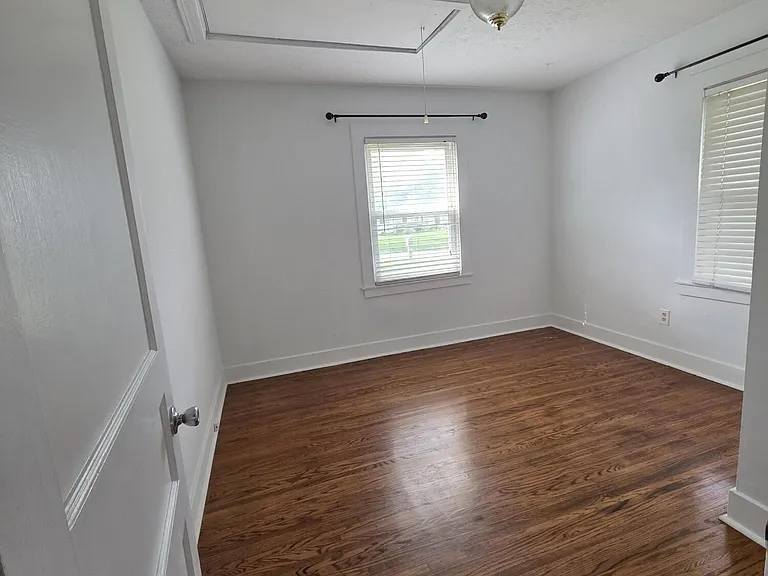 11907 Locust Rd — Photo 6