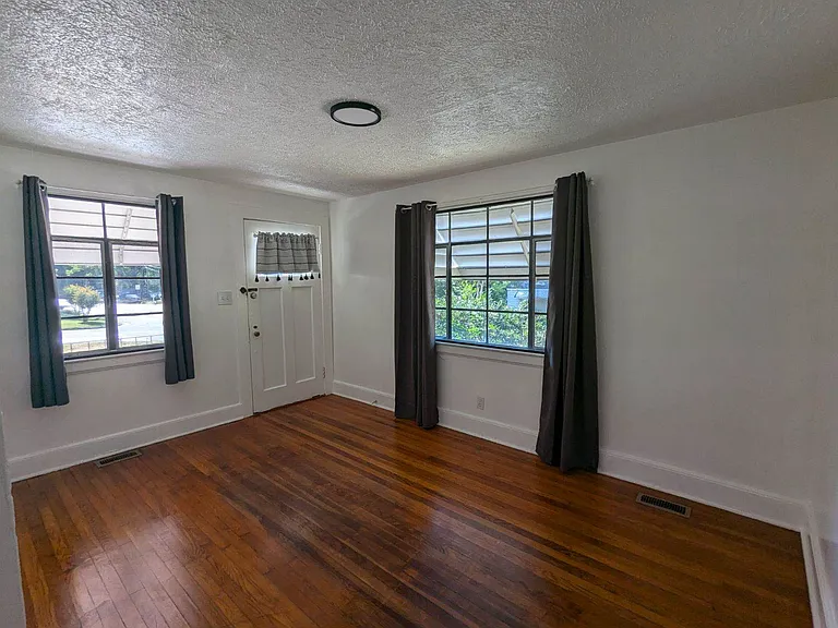 1504 Juniper St — Photo 3