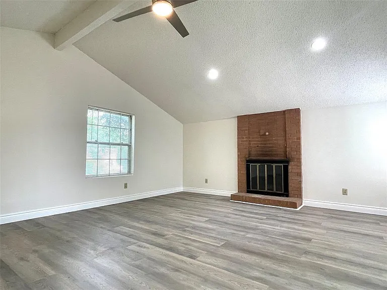 1729 Cricket Hollow Dr — Photo 4