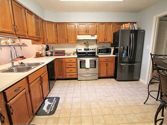 3rd image of 15 Windy Hill Dr