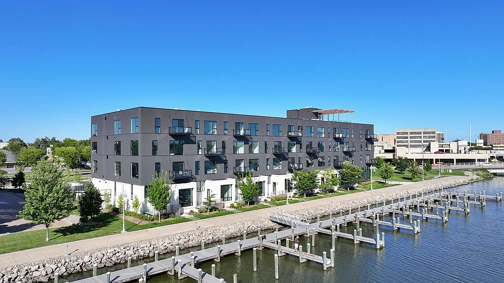 Mackson Corners Waterfront — Photo 1