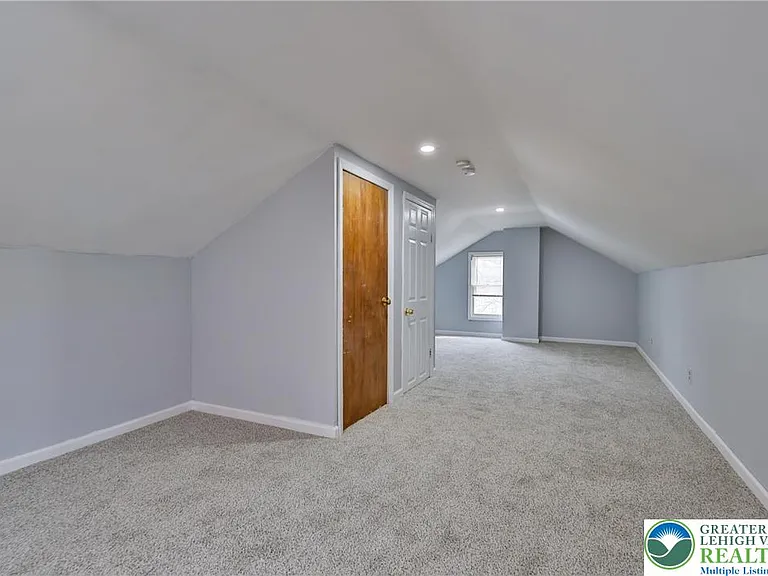 336 E Market St — Photo 21