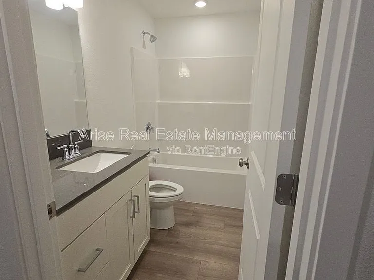 652 NE McCampbell St — Photo 15