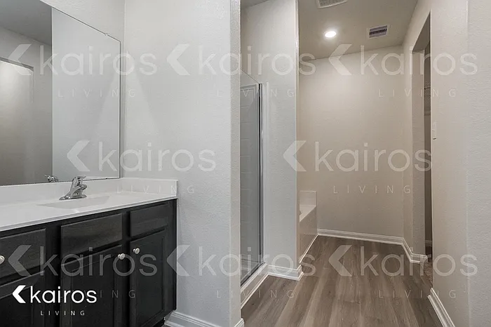 10631 Hillside Creek Dr — Photo 7