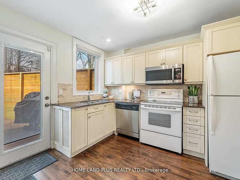 70 Mann Ave — Photo 10