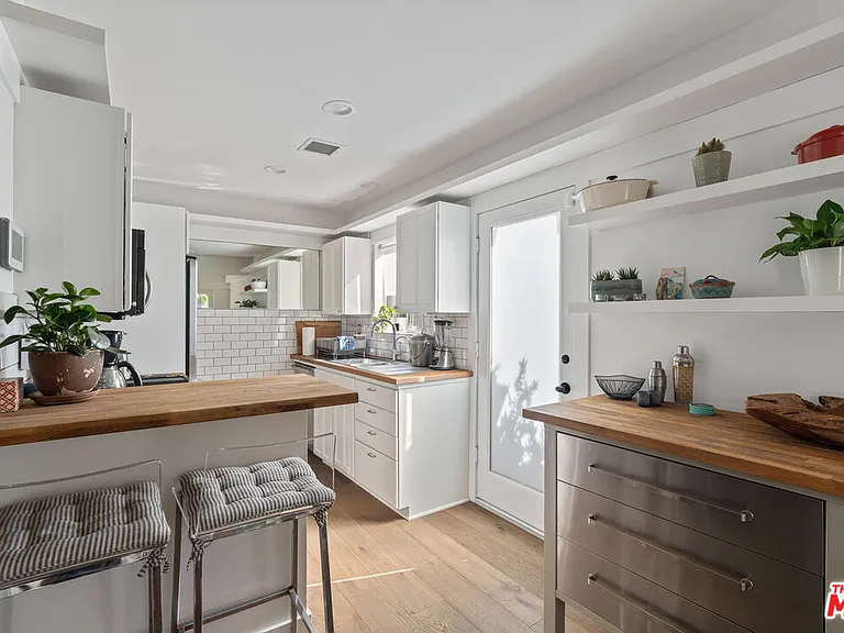 1613 Cabrillo Ave — Photo 10