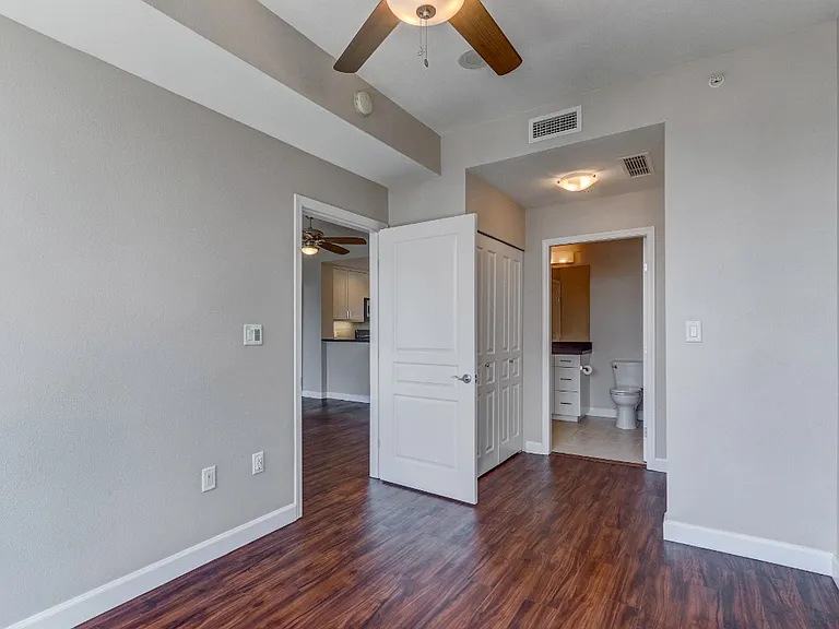 300 W Beech St #2101 — Photo 14