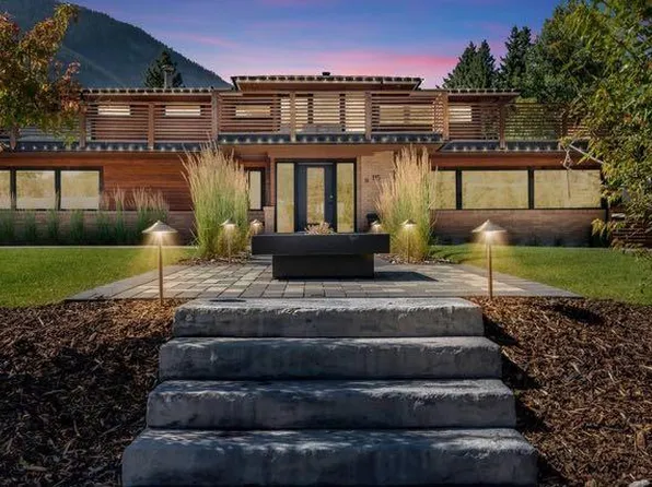 115 E Spray Ave, Banff, AB T1L 1H1