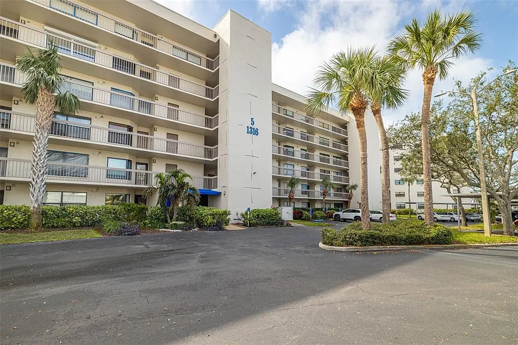 1 bed, 1.5 bath, 875 sqft, $1,900 — Photo 2