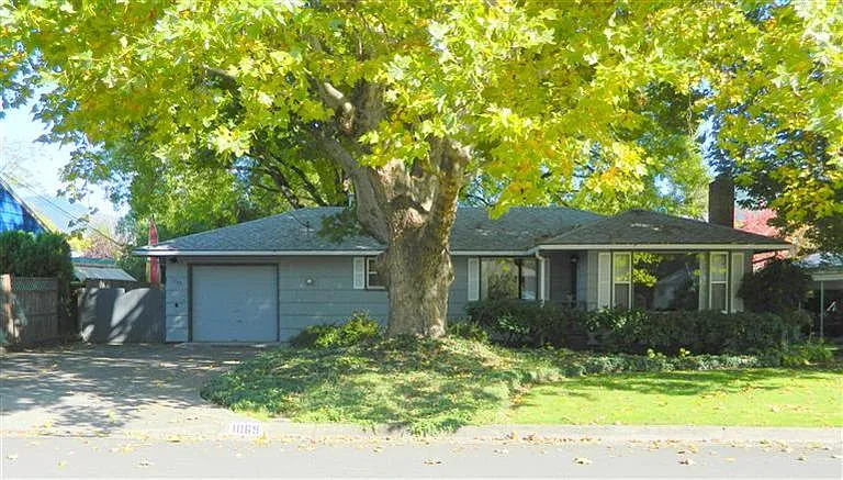 1069 SE Ashley Pl photo 1