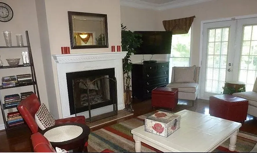3 bed, 2056 sqft, $1,800 — Photo 1