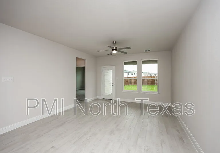 3006 Camellia St — Photo 11