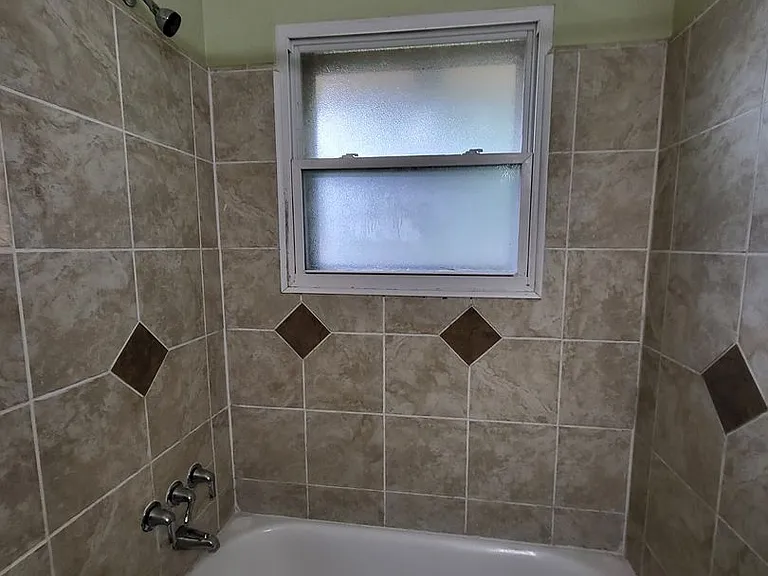 1417 Hollywood Ave — Photo 15