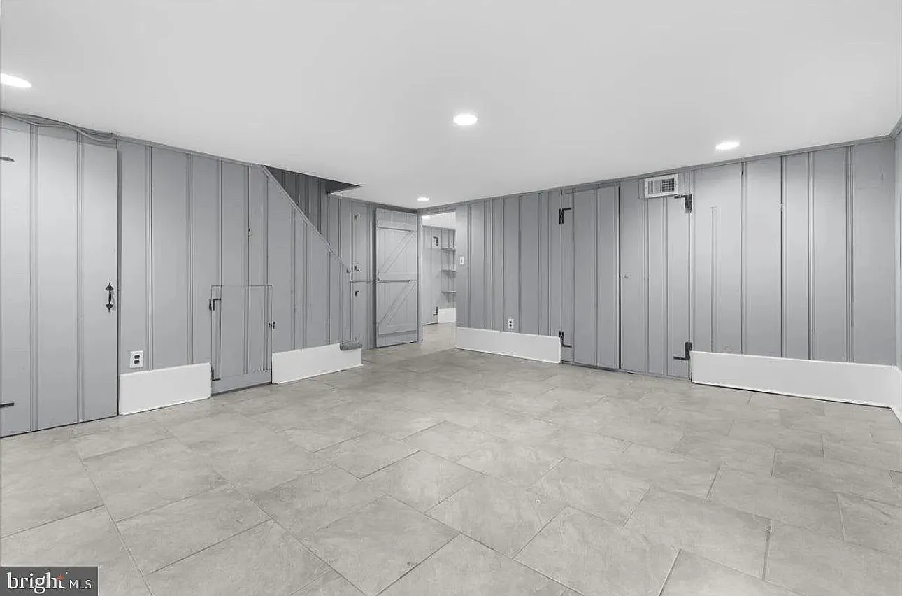 2613 Oakley Ave — Photo 1