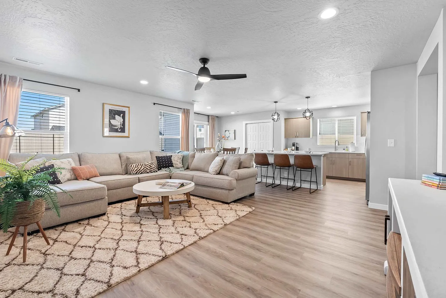 5 bed, 2.0 bath, 925 sqft, $8,677 — Photo 3