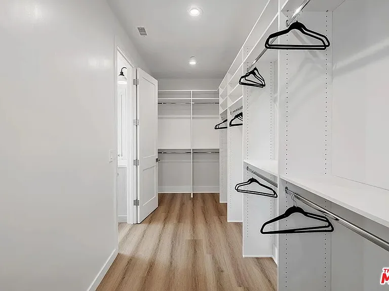 2423 Curtis Ave — Photo 9
