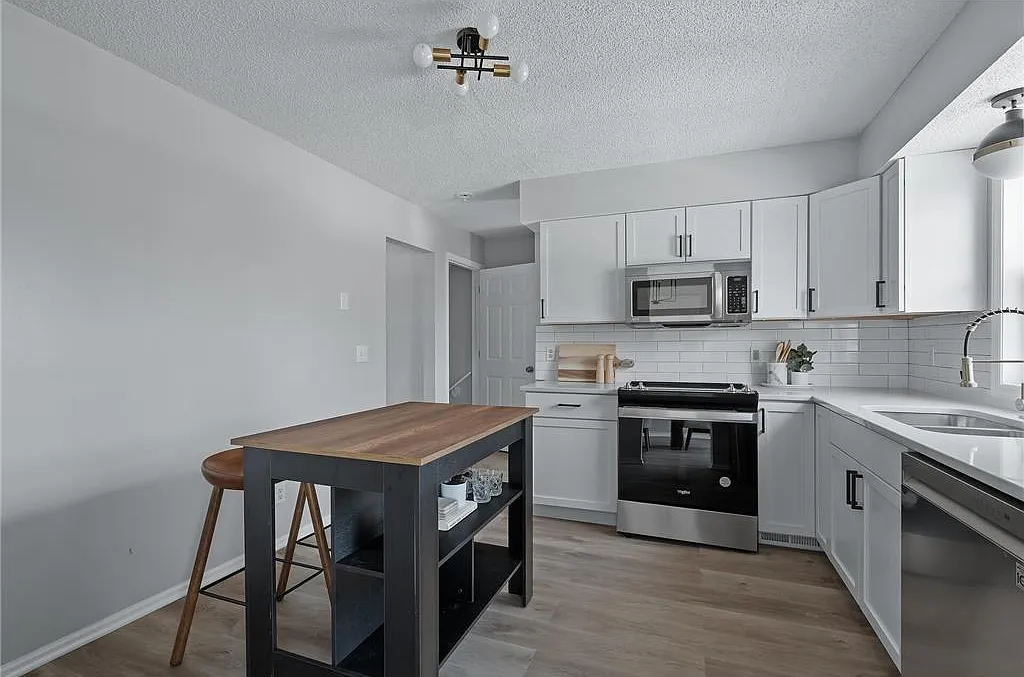 4 bed, 1.5 bath, 1701 sqft, $2,995 — Photo 3