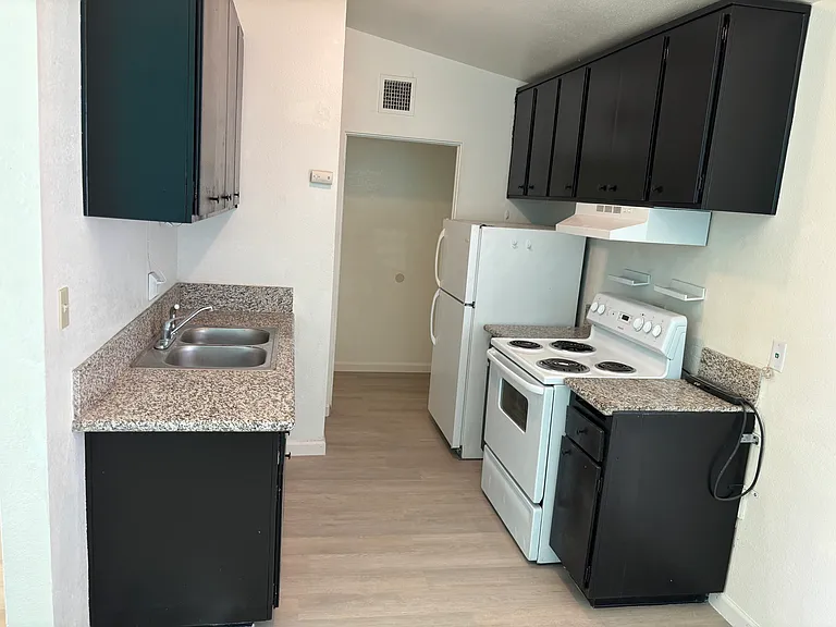 1004 N Jones Blvd #D — Photo 3