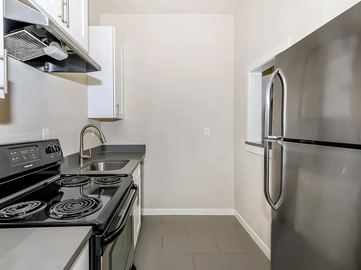 Spacious Retreat with Hardwood Floors, High Ceilings & Prime Downtown Seattle Location! — Photo 4