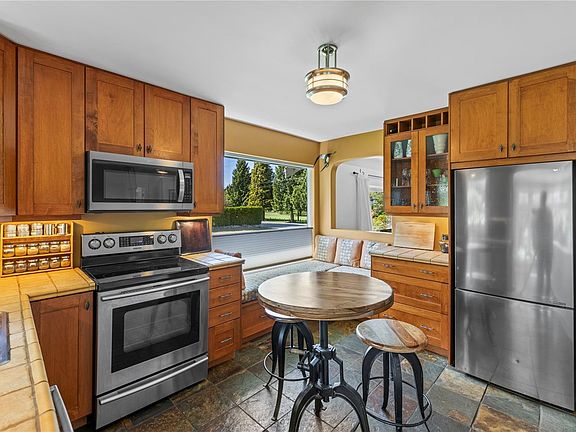 2nd image of 202 Crescent Rd E