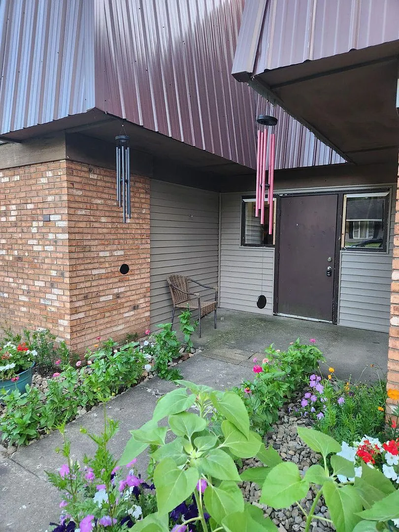 4902 - BLDG — Photo 1