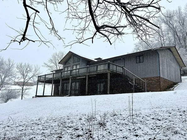 205 Spring Dr, Cedar Bluff, VA 24609