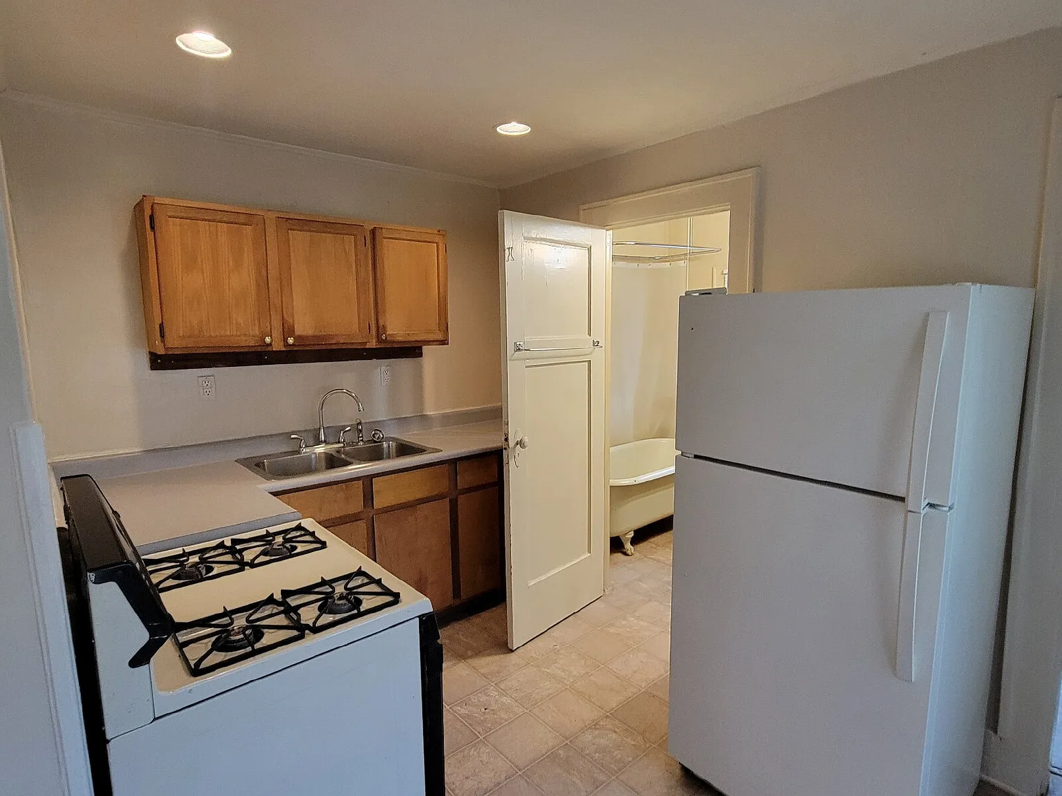 2 bed, 1.0 bath, $625 — Photo 4
