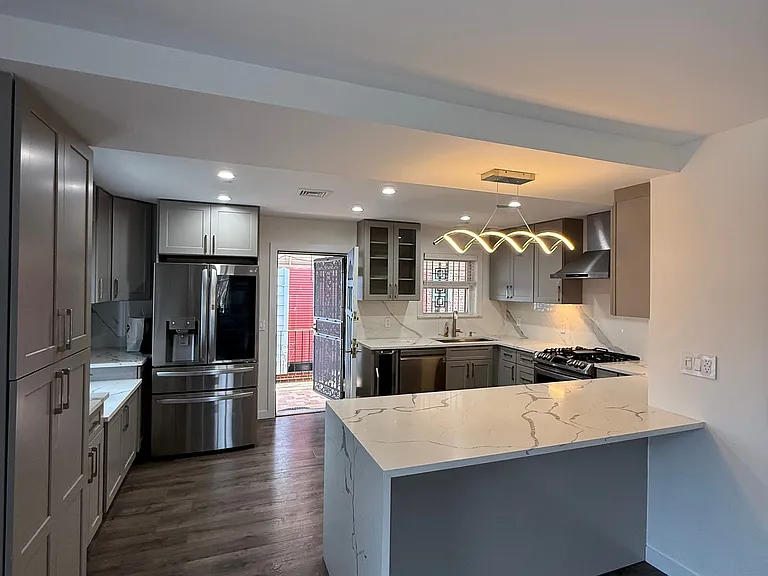1090 Pelham Pkwy S — Photo 2