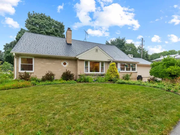 7426 Wellauer Dr, Wauwatosa, WI 53213