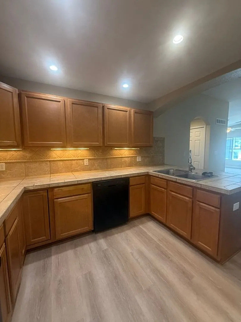 Beautiful spacious 3 bedroom, 2 bathroom condo in highly sought after Stonegate Park Guell — Photo 4