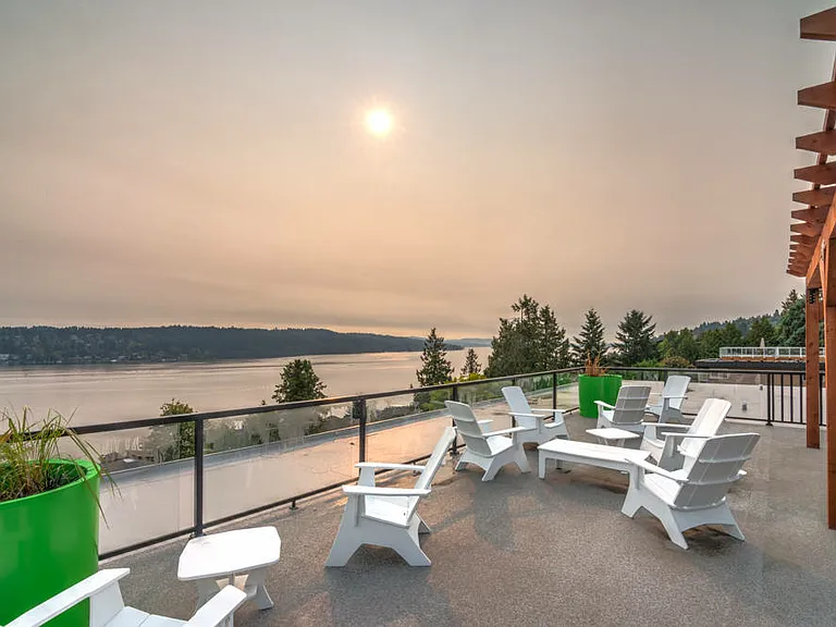 Sheridan Beach Terrace — Photo 8
