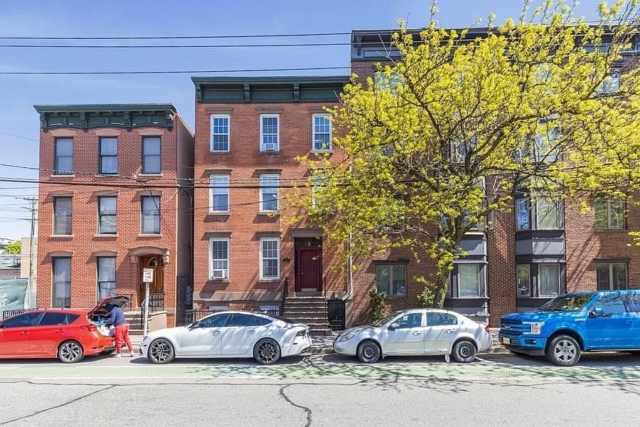 1st image of 204 Christopher Columbus Dr APT 1