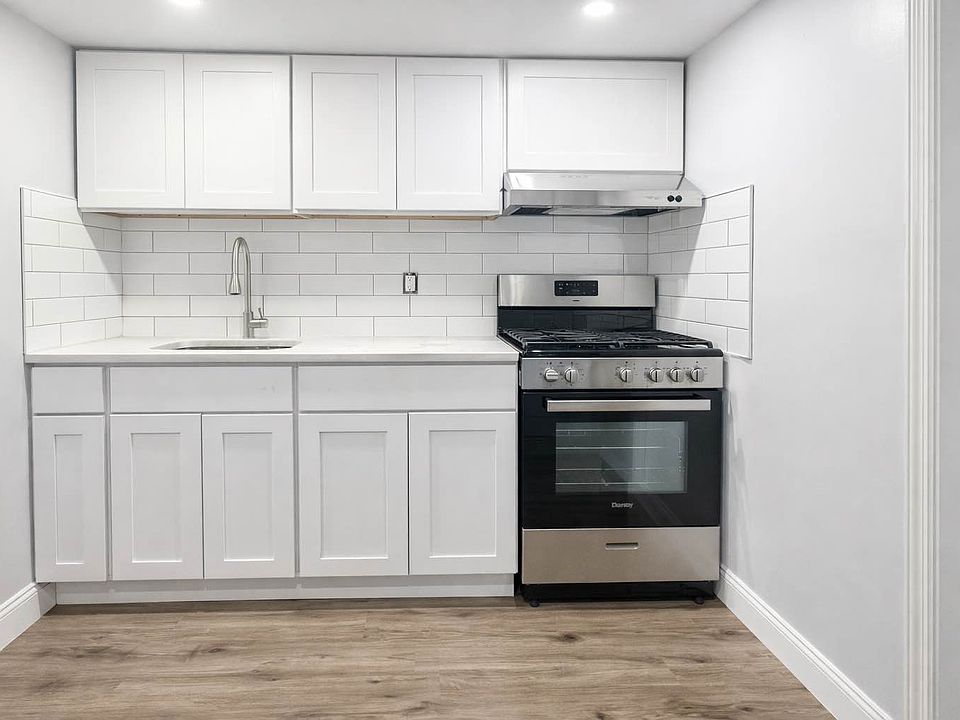 1st image of 890 New York Ave Floor 1