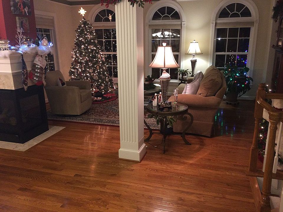 Living room w/fireplace
