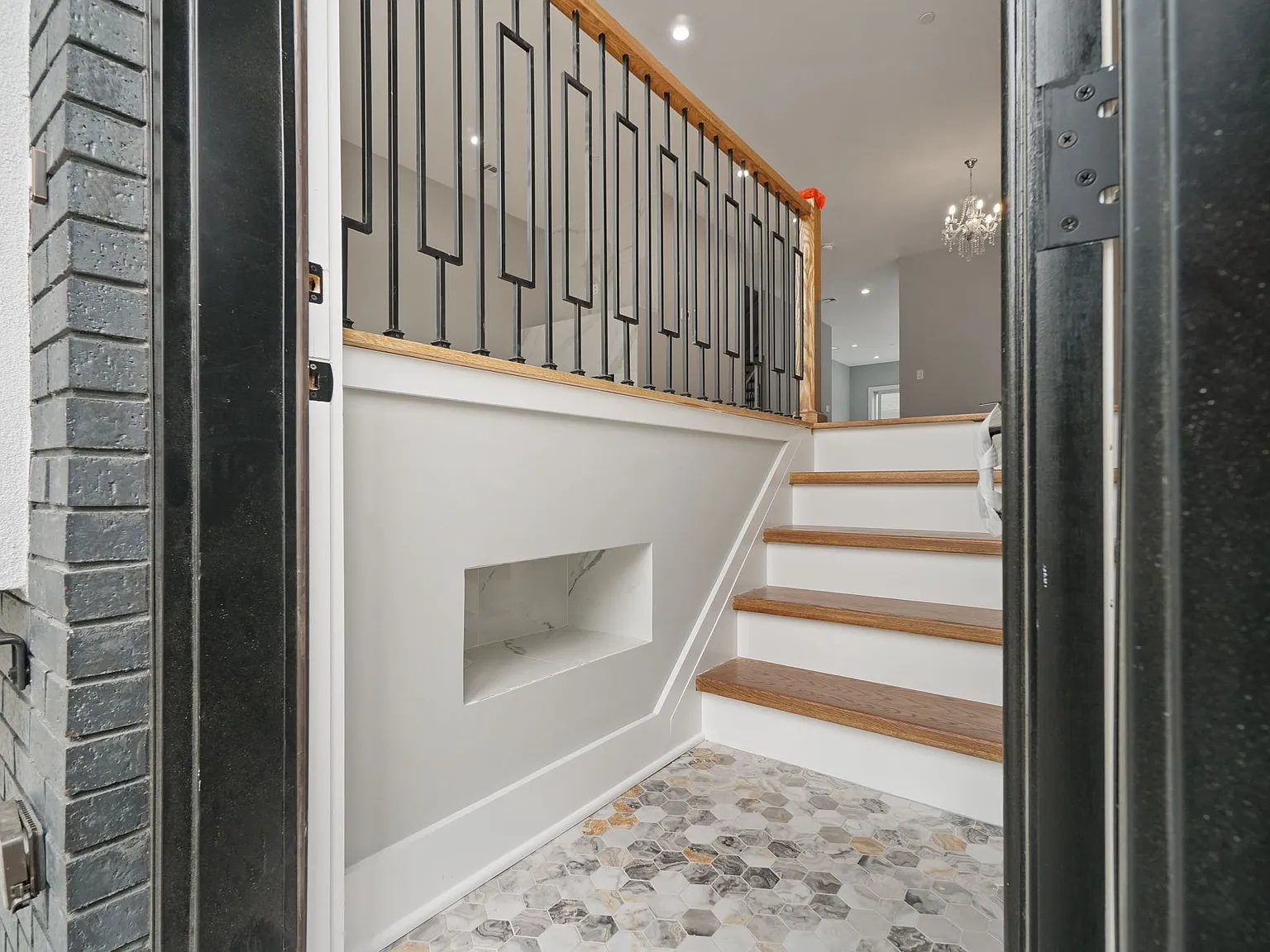 3 bed, $6,300 — Photo 2