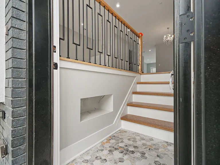 61 Lawton Ave #B — Photo 2