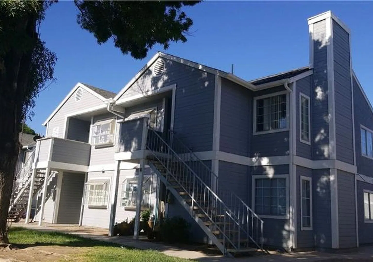 2 BED 1 Bath Modern Living! — Photo 2