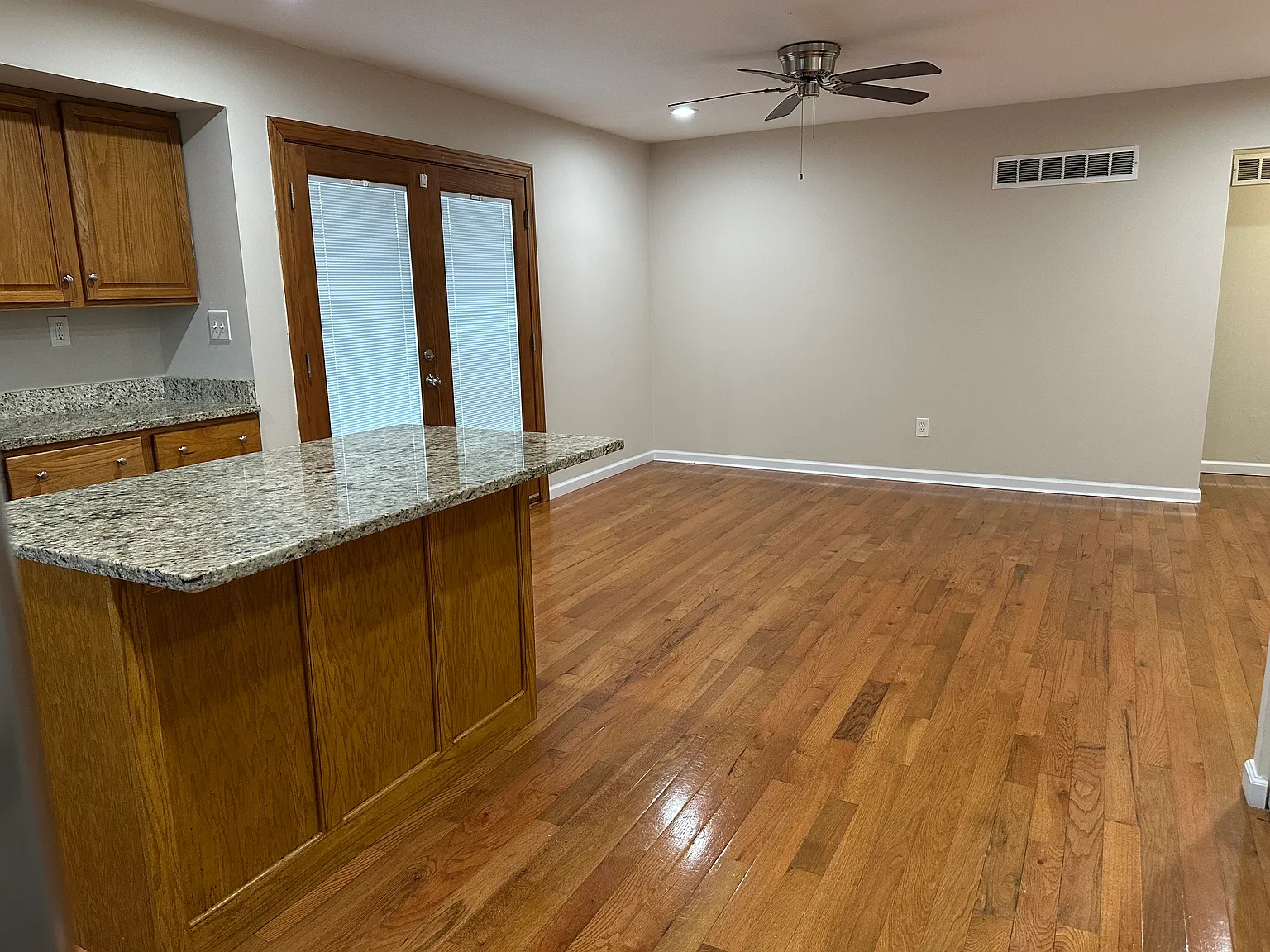 3 bed, 1334 sqft, $2,050 — Photo 4