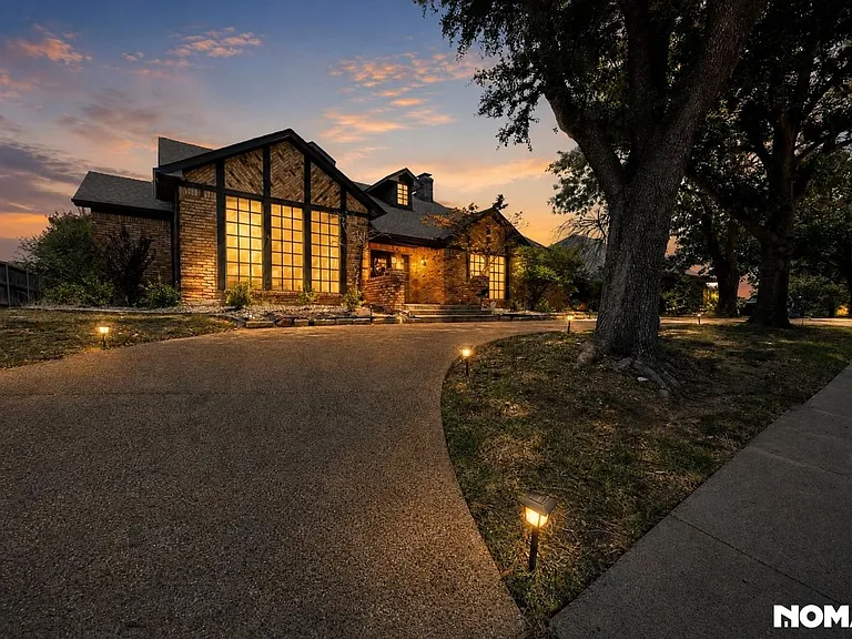 2926 Apple Valley Dr — Photo 2