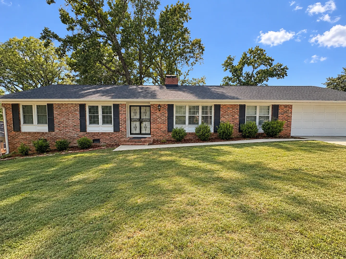 Charming Taylors Home | Spacious Living & Prime Location — Photo 1