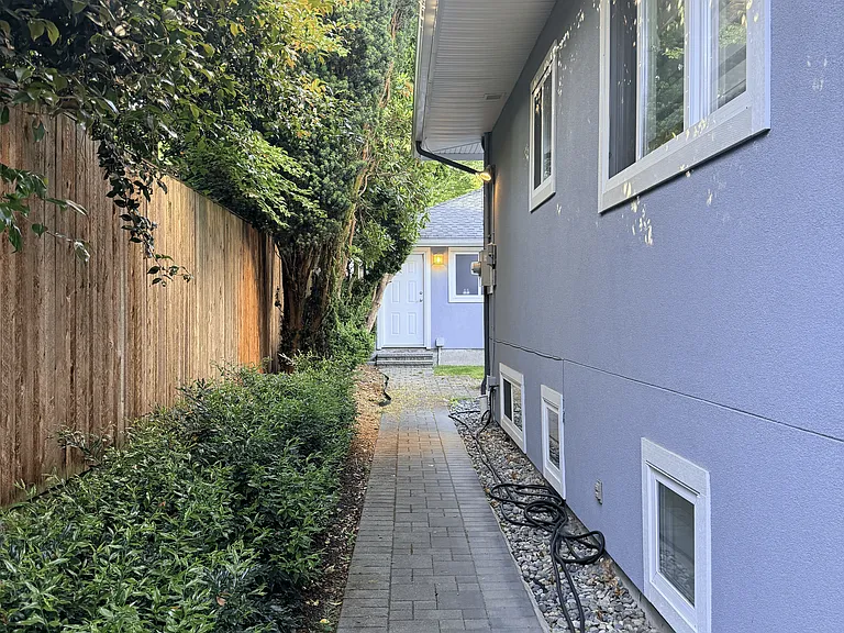 W 35th Ave — Photo 3