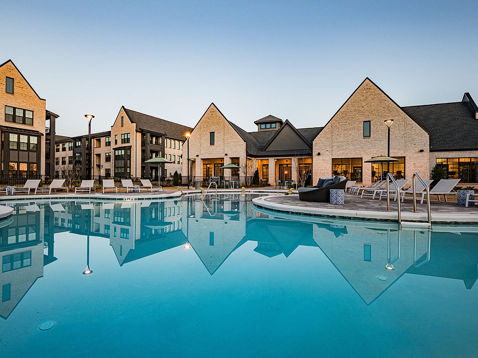 Resort-style Swimming Pool with Tanning Ledges