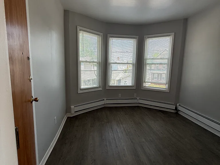 279-81 Hollywood Ave #2L — Photo 8