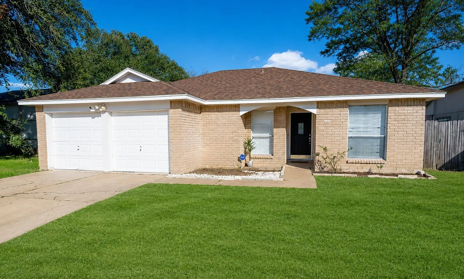 3 bed, 2.0 bath, 1170 sqft, $1,850 — Photo 2