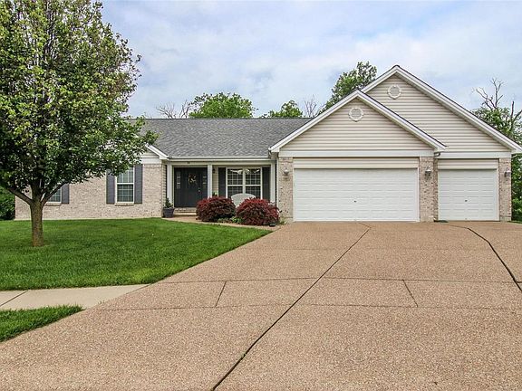 Large Aggregate Driveway situated on Cul-De-Sac . . .